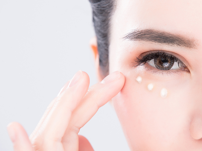 Cara Pakai Eye Cream: Kapan Waktunya?