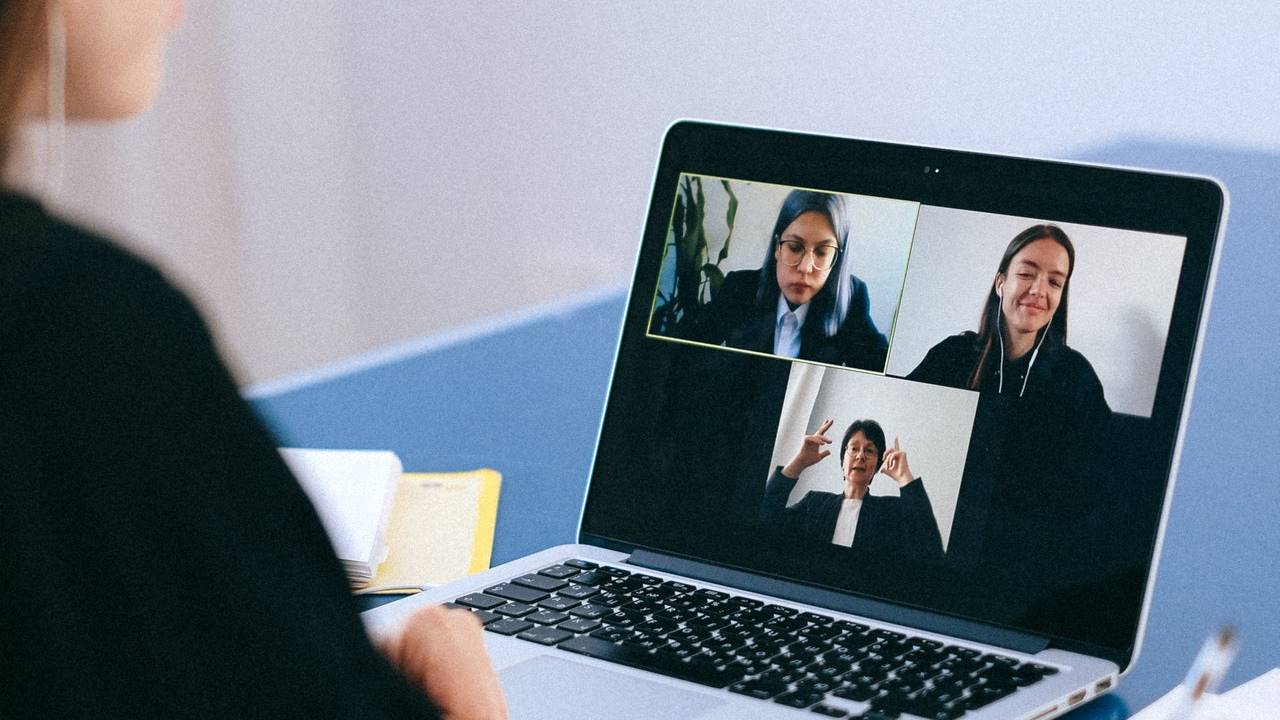 Simak Tips Memaksimalkan Virtual Meeting Menggunakan Webcam