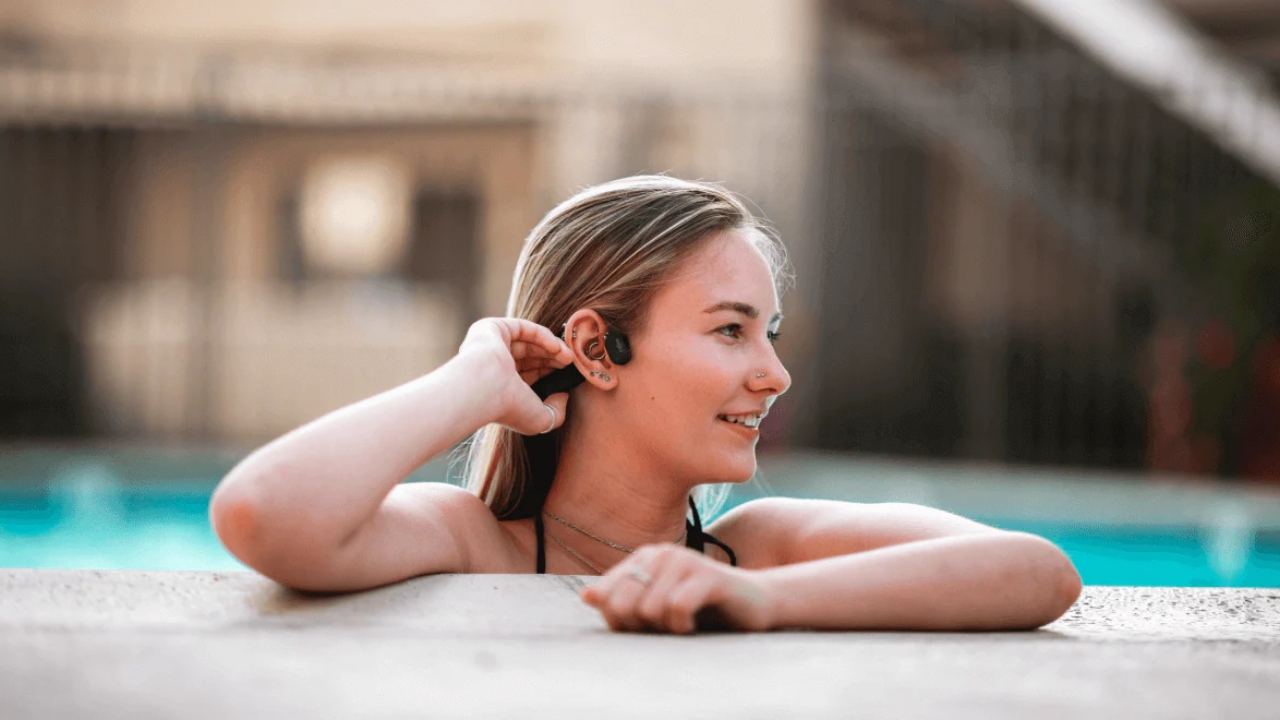 5 Tips Renang Anti Boring, Dengarkan Musik Lewat Shokz OpenSwim